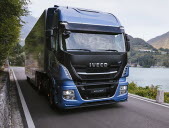 En raison du nombre important de poids lourds circulant en Europe, la bicarburation diesel/hydrogène pourrait permettre de prolonger la vie des moteurs thermiques de camions. Photo Iveco