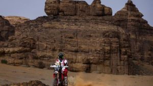 Lire la suite à propos de l’article Ne manquez pas cette page internet  : le Botswanais Ross Branch remporte la première étape en catégorie moto, le Français Adrien Van Beveren à plus de 20 minutes